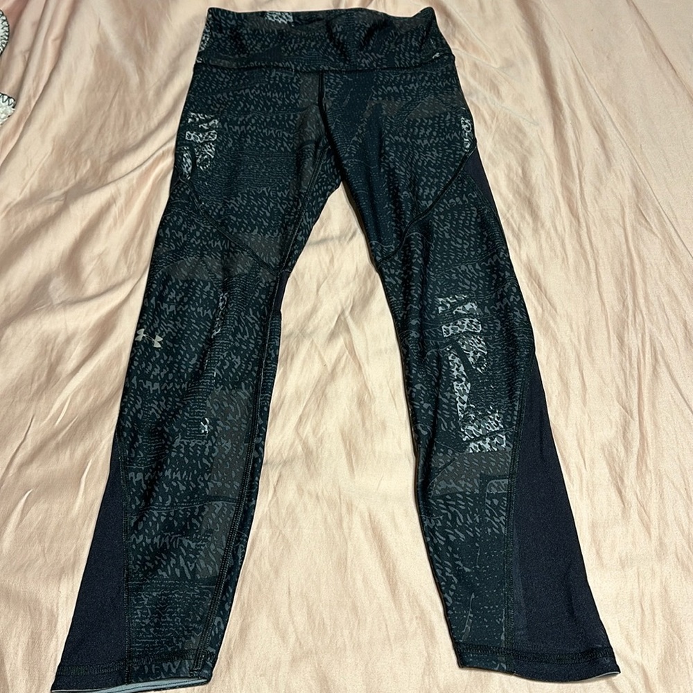 I am selling these under armor leggings size small.